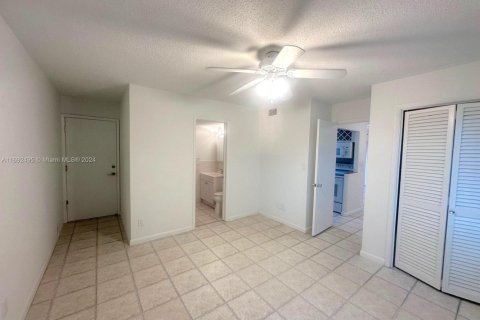 Condo in Hallandale Beach, Florida, 2 bedrooms  № 1864341 - photo 9