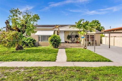 Villa ou maison à vendre à Hialeah, Floride: 5 chambres, 224.92 m2 № 1897697 - photo 1
