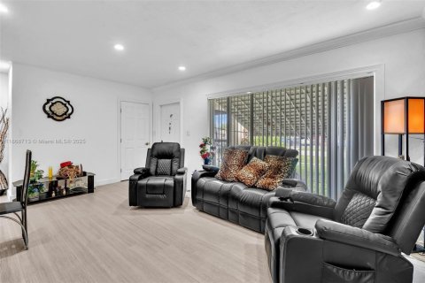 Villa ou maison à vendre à Hialeah, Floride: 5 chambres, 224.92 m2 № 1897697 - photo 7