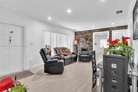 Villa ou maison à vendre à Hialeah, Floride: 5 chambres, 224.92 m2 № 1897697 - photo 6