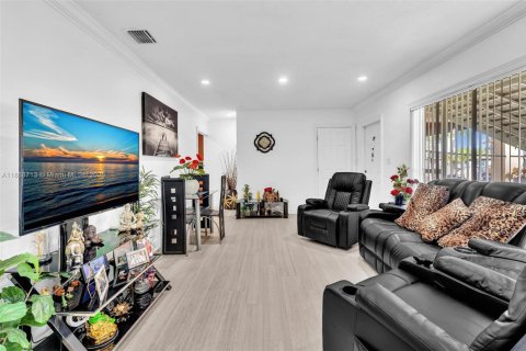 Villa ou maison à vendre à Hialeah, Floride: 5 chambres, 224.92 m2 № 1897697 - photo 9