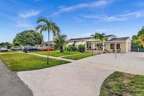 Villa ou maison à vendre à Hialeah, Floride: 5 chambres, 224.92 m2 № 1897697 - photo 3