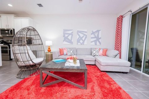 Adosado en venta en Kissimmee, Florida, 3 dormitorios № 1958650 - foto 7