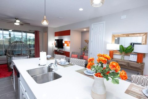 Adosado en venta en Kissimmee, Florida, 3 dormitorios № 1958650 - foto 5