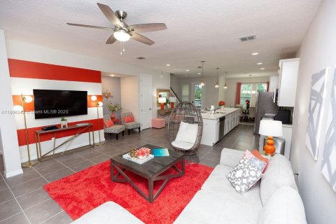 Adosado en venta en Kissimmee, Florida, 3 dormitorios № 1958650 - foto 2