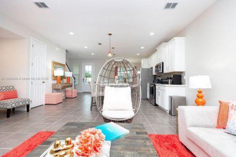 Adosado en venta en Kissimmee, Florida, 3 dormitorios № 1958650 - foto 3