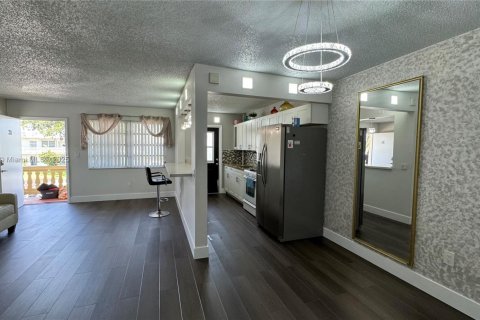 Condo in Miami Gardens, Florida, 1 bedroom № 2169660 - photo 3