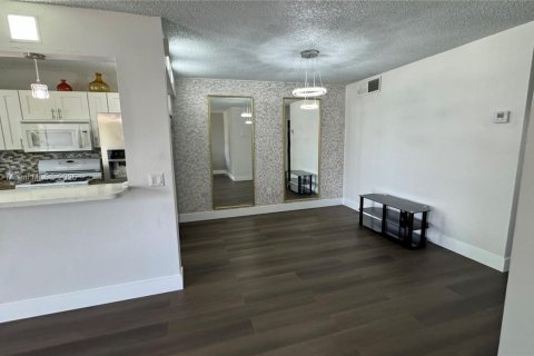 Condo in Miami Gardens, Florida, 1 bedroom № 2169660 - photo 4