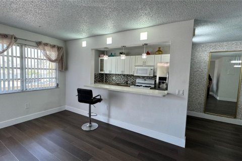 Condo in Miami Gardens, Florida, 1 bedroom № 2169660 - photo 5