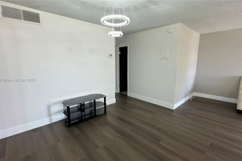 Condo in Miami Gardens, Florida, 1 bedroom № 2169660 - photo 9