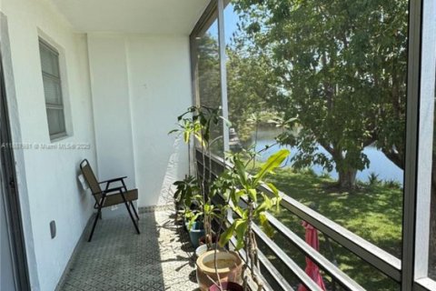 Condo in Miami Gardens, Florida, 1 bedroom № 2169660 - photo 12