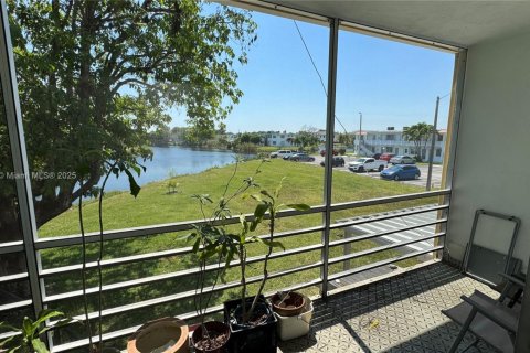 Condo in Miami Gardens, Florida, 1 bedroom № 2169660 - photo 8