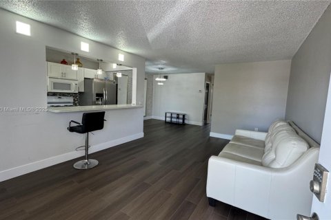 Condo in Miami Gardens, Florida, 1 bedroom № 2169660 - photo 19