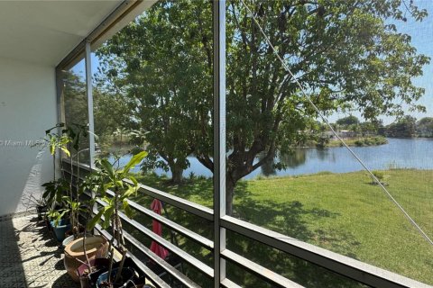 Condo in Miami Gardens, Florida, 1 bedroom № 2169660 - photo 11