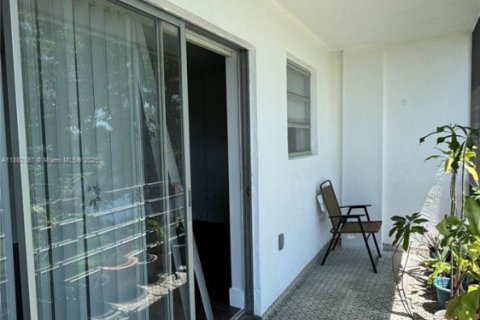 Condo in Miami Gardens, Florida, 1 bedroom № 2169660 - photo 13