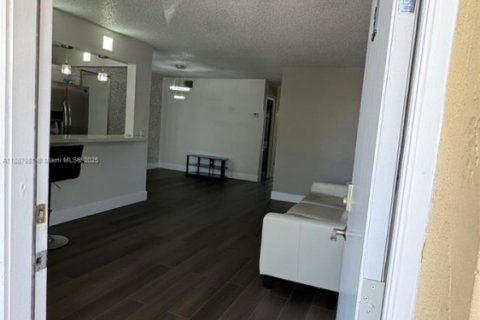 Condo in Miami Gardens, Florida, 1 bedroom № 2169660 - photo 2