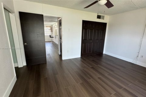 Condo in Miami Gardens, Florida, 1 bedroom № 2169660 - photo 6