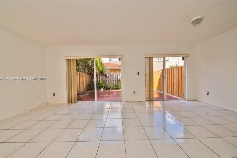 Снять в аренду таунхаус в Майами, Флорида 3 спальни, 130.16м2, № 1990874 - фото 10