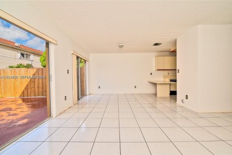 Снять в аренду таунхаус в Майами, Флорида 3 спальни, 130.16м2, № 1990874 - фото 9