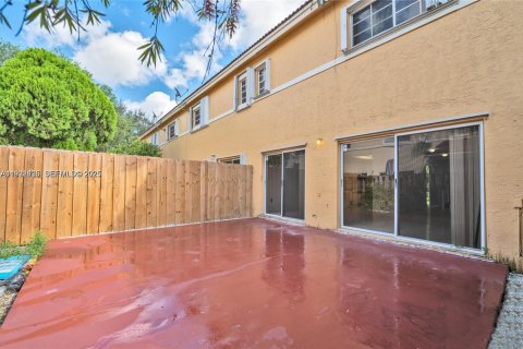 Снять в аренду таунхаус в Майами, Флорида 3 спальни, 130.16м2, № 1990874 - фото 2