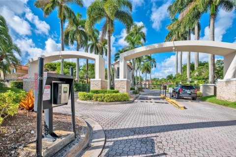 Снять в аренду таунхаус в Майами, Флорида 3 спальни, 130.16м2, № 1990874 - фото 6