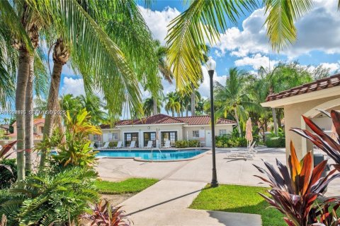 Снять в аренду таунхаус в Майами, Флорида 3 спальни, 130.16м2, № 1990874 - фото 5