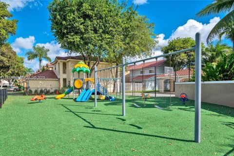 Снять в аренду таунхаус в Майами, Флорида 3 спальни, 130.16м2, № 1990874 - фото 7