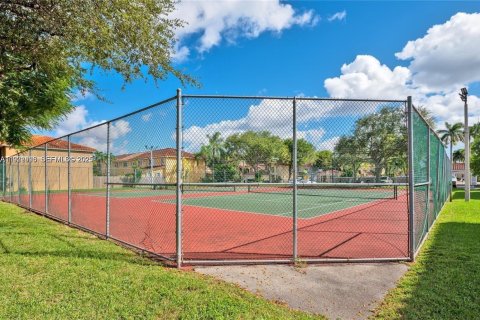 Снять в аренду таунхаус в Майами, Флорида 3 спальни, 130.16м2, № 1990874 - фото 8