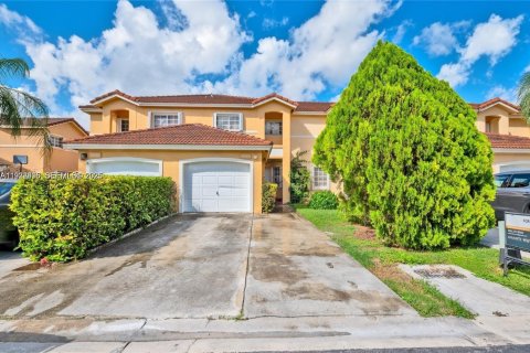 Снять в аренду таунхаус в Майами, Флорида 3 спальни, 130.16м2, № 1990874 - фото 1