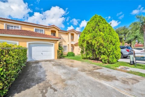 Снять в аренду таунхаус в Майами, Флорида 3 спальни, 130.16м2, № 1990874 - фото 4