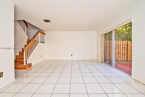 Снять в аренду таунхаус в Майами, Флорида 3 спальни, 130.16м2, № 1990874 - фото 11