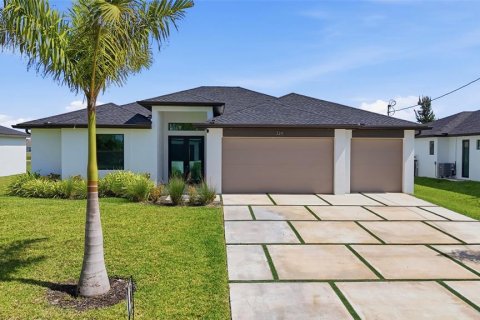 Villa ou maison à Cape Coral, Floride 3 chambres, 219.71 m2 № 2396475