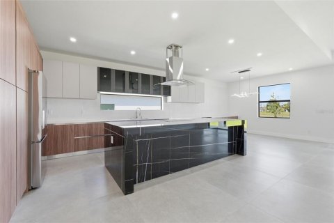 Villa ou maison à vendre à Cape Coral, Floride: 3 chambres, 219.71 m2 № 2396475 - photo 10