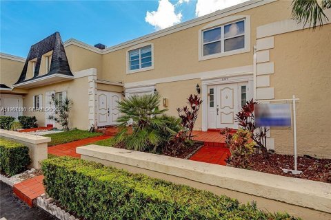 Adosado en Hallandale Beach, Florida 3 dormitorios, 156.26 m2 № 2081406