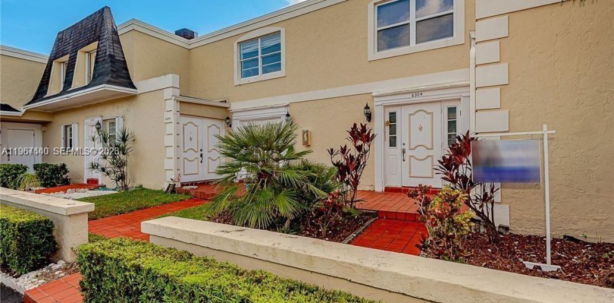 Adosado en Hallandale Beach, Florida 3 dormitorios, 156.26 m2 № 2081406