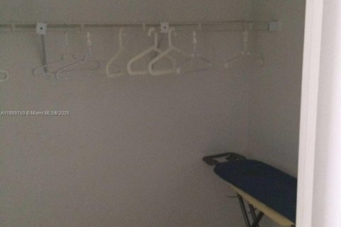 Condo in Miami Beach, Florida  № 1944091 - photo 17