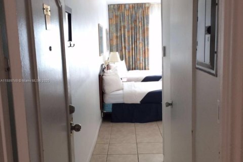 Condo in Miami Beach, Florida  № 1944091 - photo 25