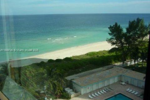 Condo in Miami Beach, Florida  № 1944091 - photo 1