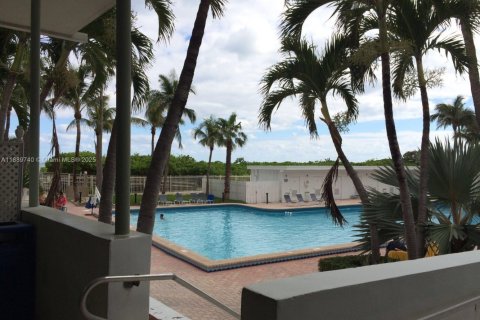 Condo in Miami Beach, Florida  № 1944091 - photo 15