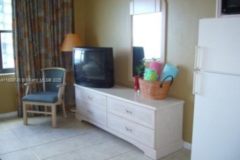 Condo in Miami Beach, Florida  № 1944091 - photo 6