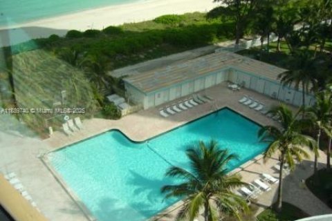 Condo in Miami Beach, Florida  № 1944091 - photo 2