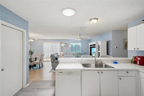 House in The Villages, Florida 2 bedrooms, 104.14 sq.m. № 1898947 - photo 15