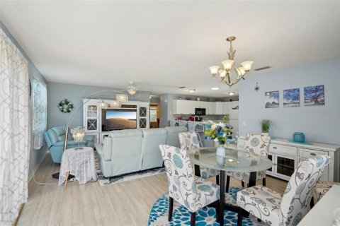 House in The Villages, Florida 2 bedrooms, 104.14 sq.m. № 1898947 - photo 11