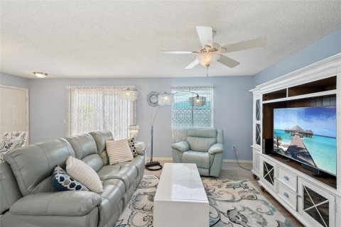 House in The Villages, Florida 2 bedrooms, 104.14 sq.m. № 1898947 - photo 9