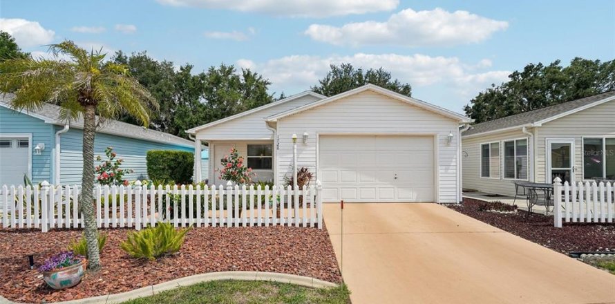 House in The Villages, Florida 2 bedrooms, 104.14 sq.m. № 1898947