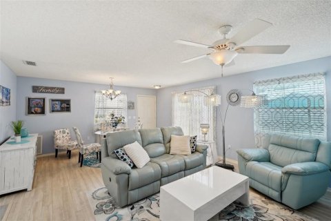 House in The Villages, Florida 2 bedrooms, 104.14 sq.m. № 1898947 - photo 8