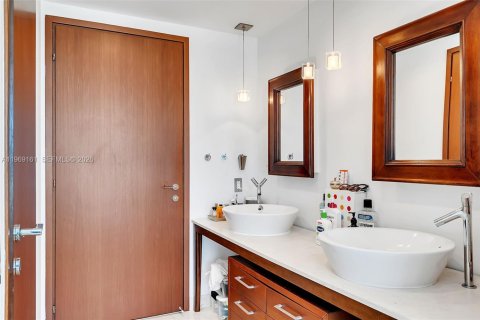 Condo in Miami Beach, Florida, 1 bedroom  № 2052959 - photo 13