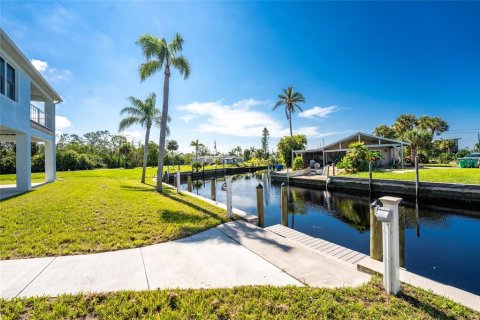 House in Port Charlotte, Florida 3 bedrooms, 144.93 sq.m. № 1393725 - photo 4