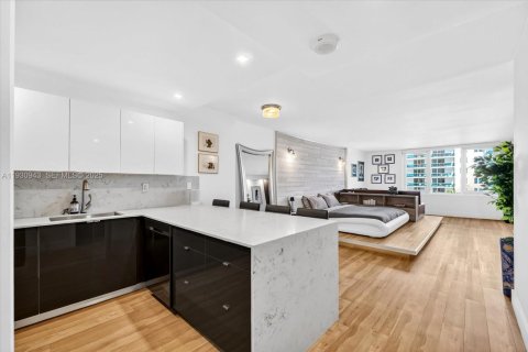 Condominio en alquiler en Miami Beach, Florida, 70.61 m2 № 2059680 - foto 10