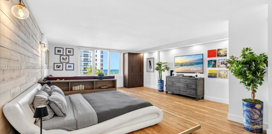 Estudio en el Condominio en Miami Beach, Florida  № 2059680